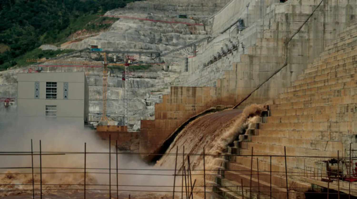 مياه النيل تتدفق من فتحات السد الإثيوبي (رويترز)