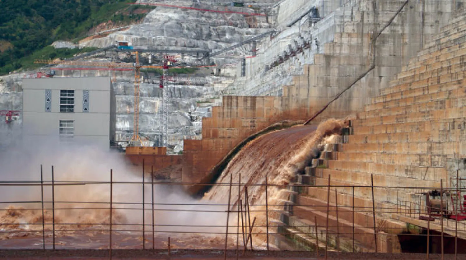 مياه النيل تتدفق من فتحات السد الإثيوبي (رويترز)