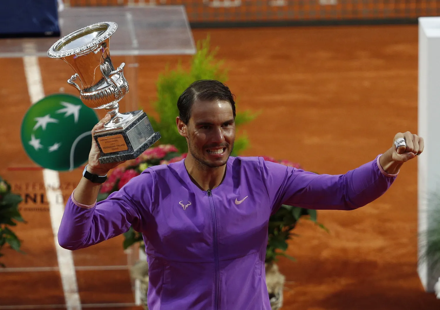 Tennis - ATP Masters 1000 - Italian Open - Foro Italico, Rome, Italy - May 16, 2021 Spain's Rafael Nadal celebrates with the trophy after winning his final match against Serbia's Novak Djokovic REUTERS/Guglielmo Mangiapane