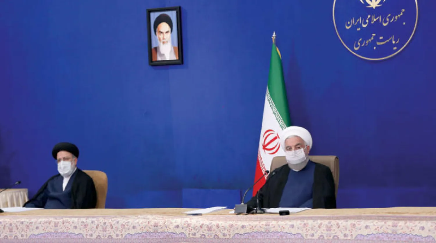 الرئيس الإيراني حسن روحاني ورئيس القضاء إبراهيم رئيسي في اجتماع اللجنة العليا لـ«الثورة الثقافية» في طهران أمس (موقع الرئاسة)