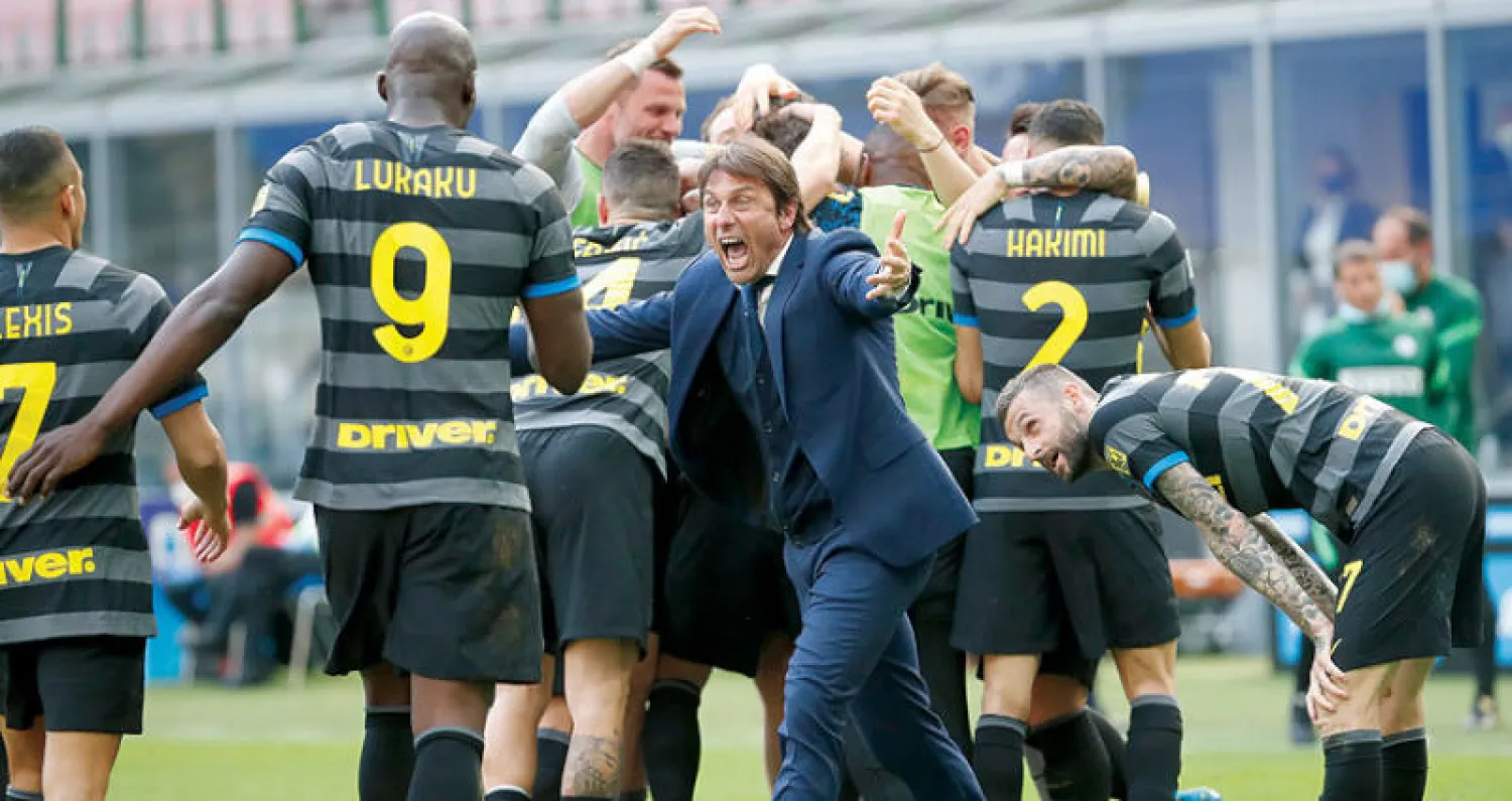 كونتي يحتفل مع لاعبي الإنتر بحسم لقب الدوري قبل اندلاع الخلاف مع الإدارة (أ.ب)