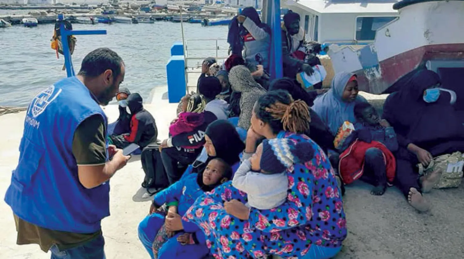 عدد من المهاجرين غير النظاميين في قاعدة طرابلس البحرية بعد إنقاذهم من الغرق (البحرية الليبية)