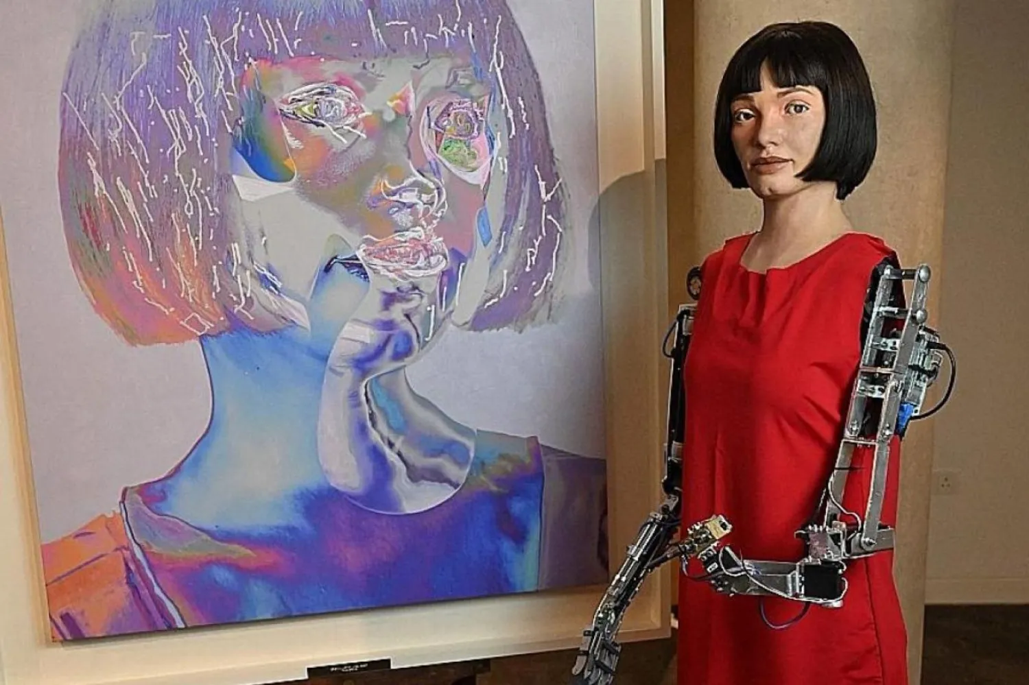 Ai-Da'nın eserleri, Birleşik Krallık'ın başkentindeki Design Museum'da (Tasarım Müzesi) sergileniyor (AFP)