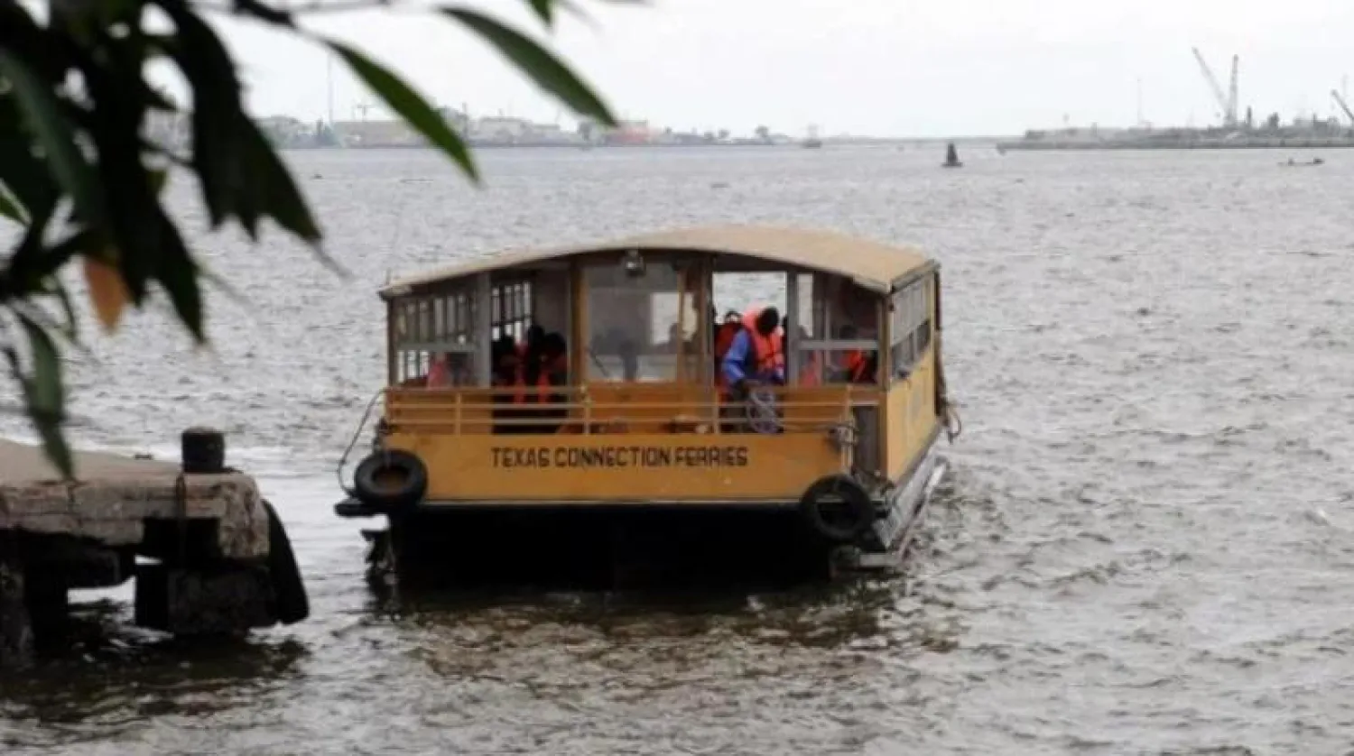 عبّارة تقل ركاباً في مدينة لاغوس النيجيرية (أ.ف.ب)