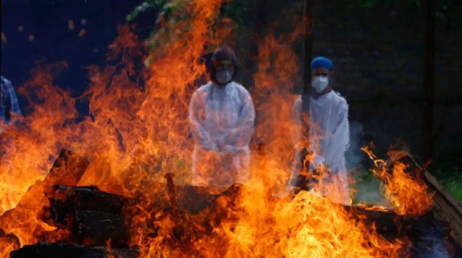 Keşmir’de yaşamını yitirenler  yakılmaya devam ediliyor. (EPA)