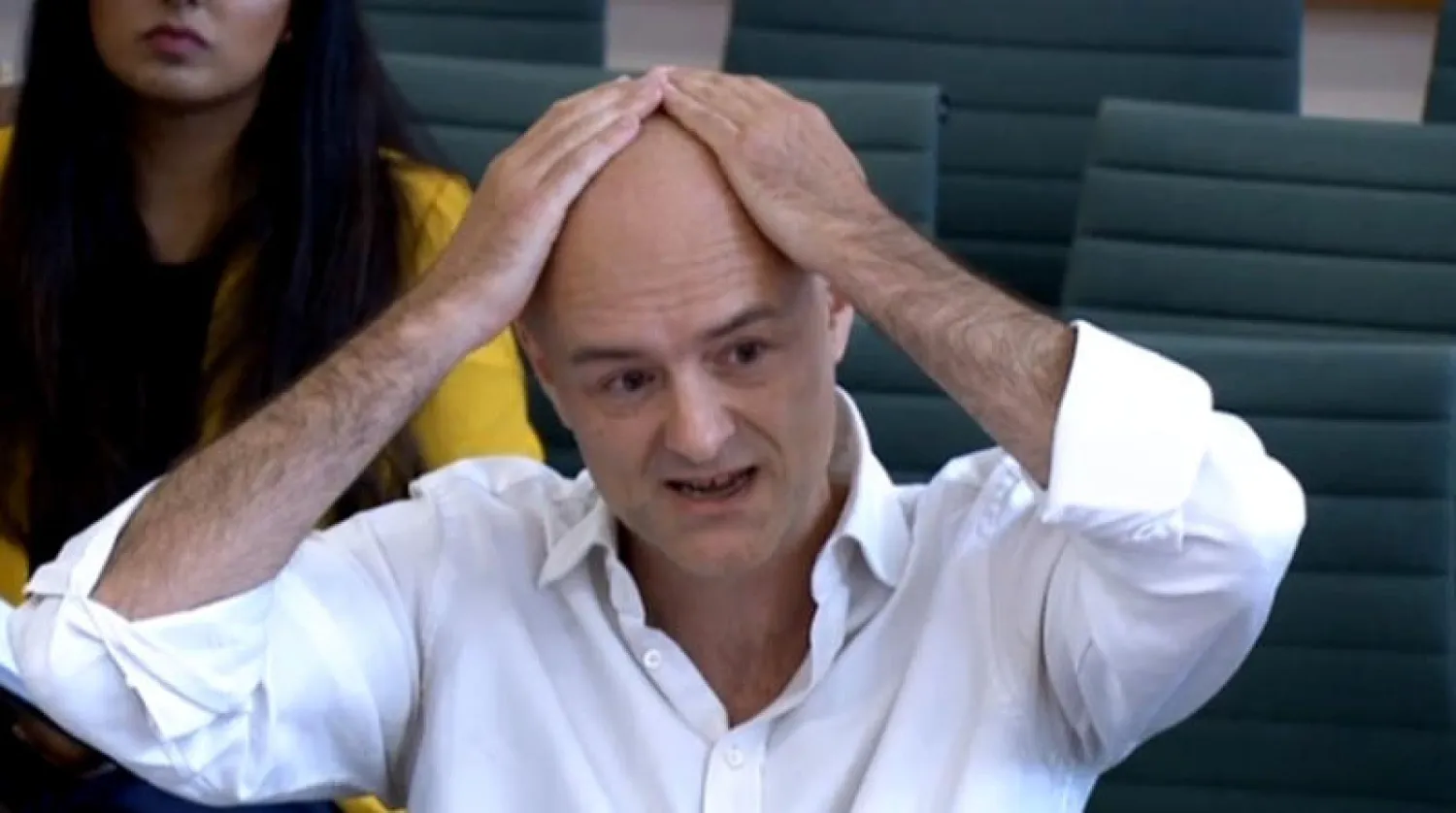 دومينيك كامينغز خلال الإدلاء بإفادته أمام لجنة برلمانية أمس (إ.ب.أ)