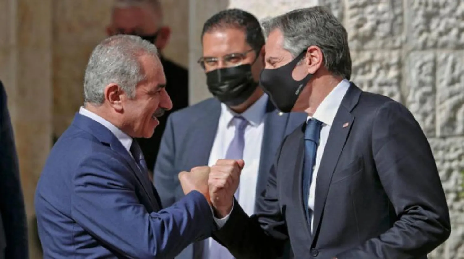 Filistin Başbakanı Muhammed İştiyye, Ramallah'a gelen Blinken'ı selamlarken (AFP)