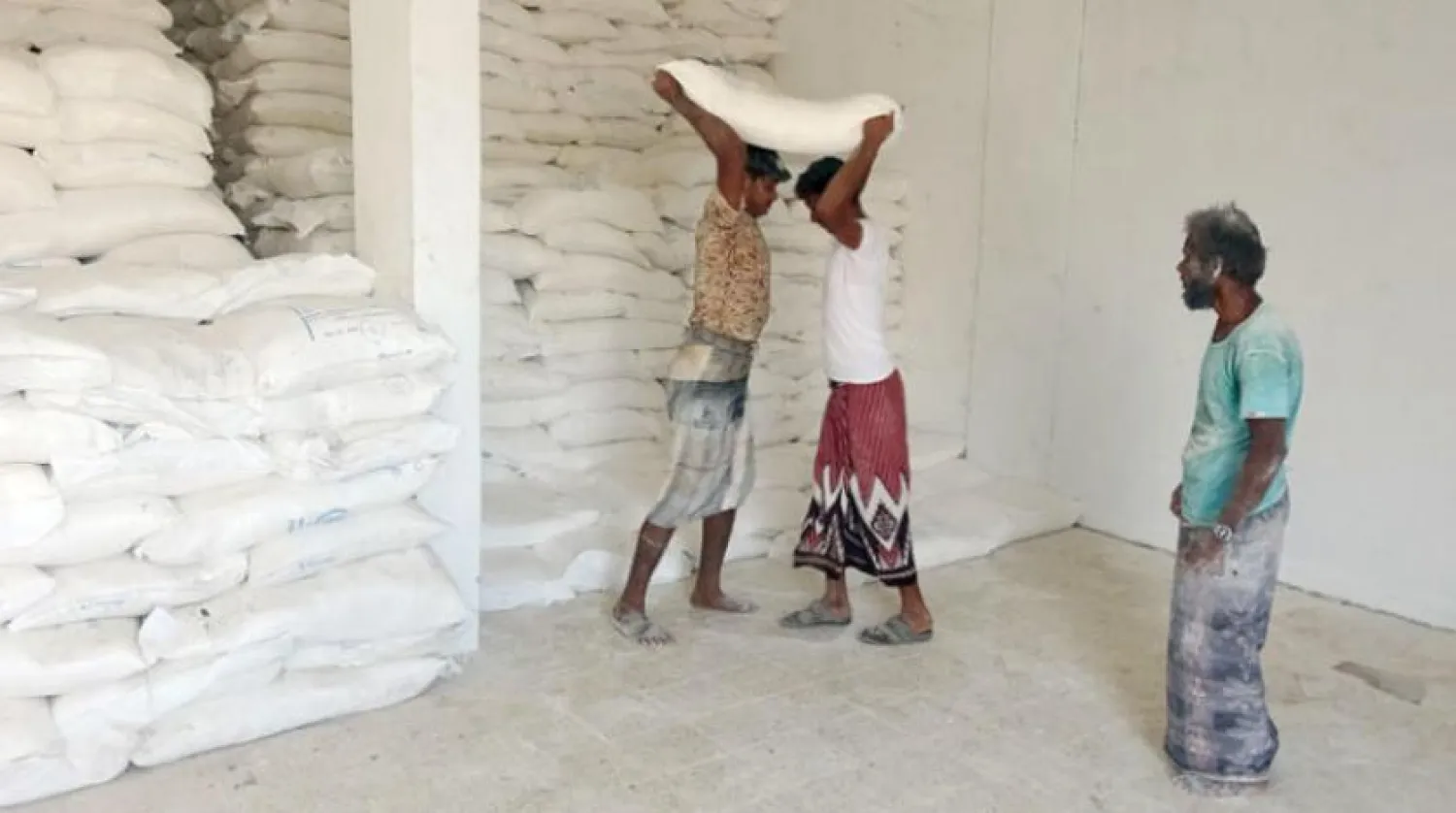 Dünya Gıda Programı’nın Hudeyde’deki yardım dağıtım merkezi. (AFP)