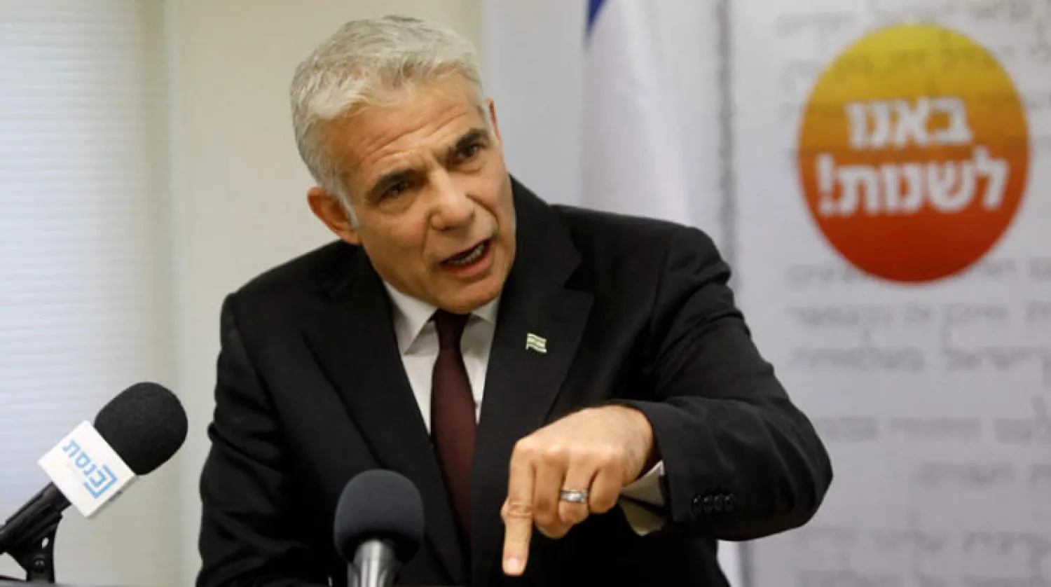 رئيس «معسكر التغيير» في إسرائيل يائير لبيد متحدثاً في الكنيست الاثنين (أ.ف.ب)