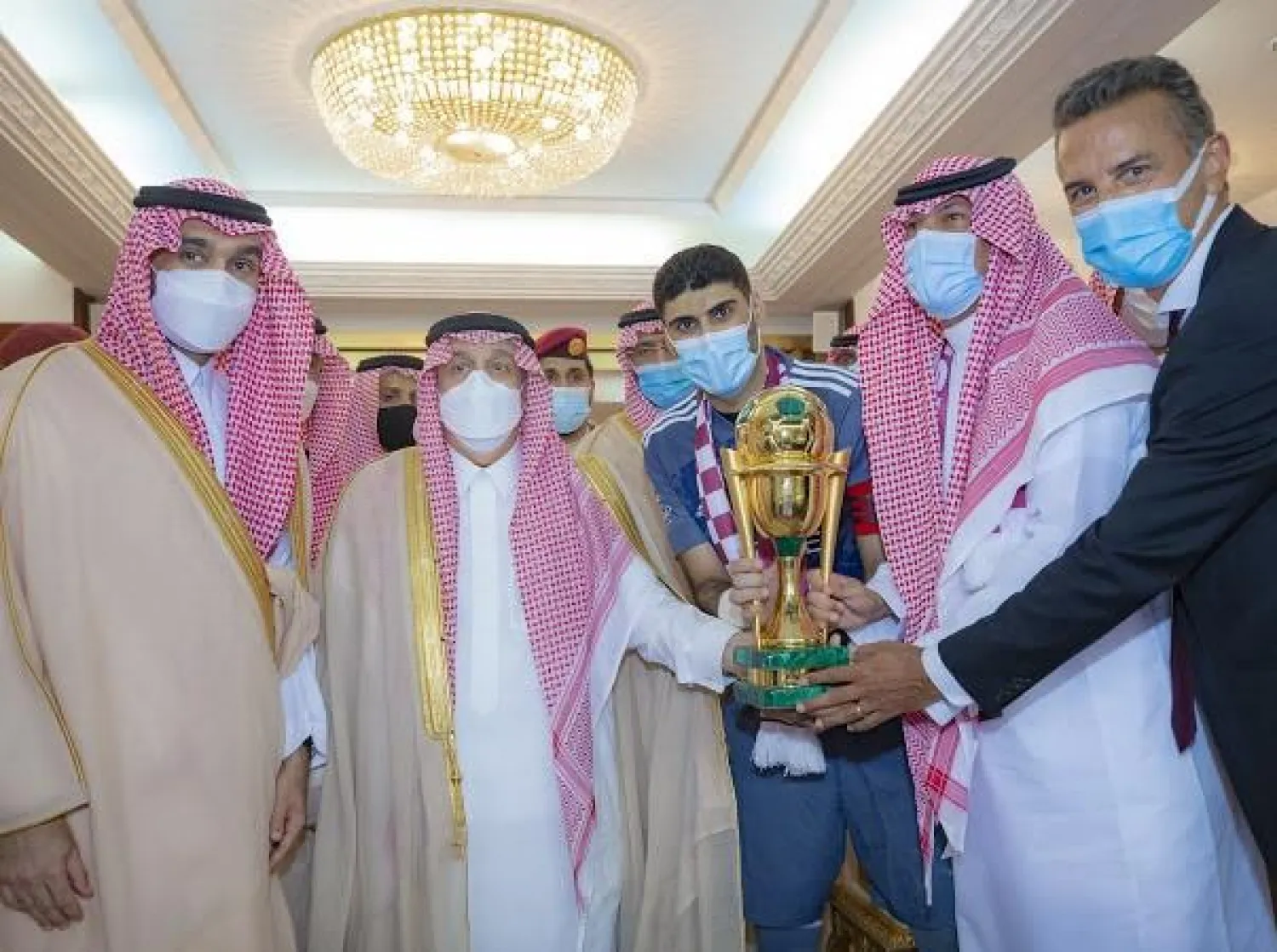 الأمير فيصل بن بندر لدى تتويجه قائد الفيصلي بكأس الملك (الشرق الأوسط)