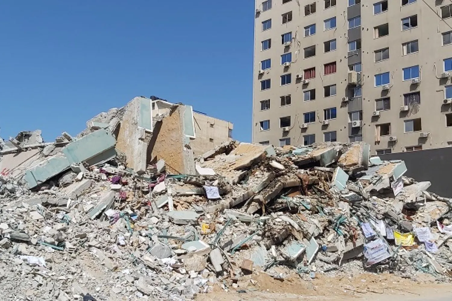 İsrail, Gazze Şeridi'nde çok katlı binayı yıktı (Independent Arabia - Ahmed Yasir)