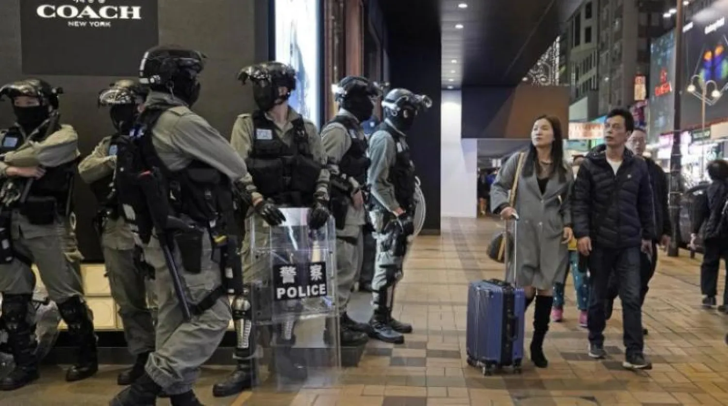 قوة من شرطة مكافحة الشغب في مركز للتسوق (أرشيفية - أ.ب)