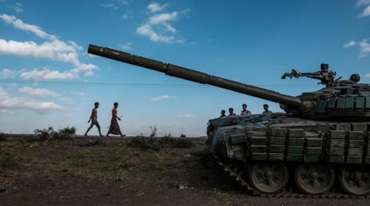 Etiyopya'nın Mahoni kasabasının güneyinde yerel güçlere ait terk edilmiş bir tank (AFP) 
