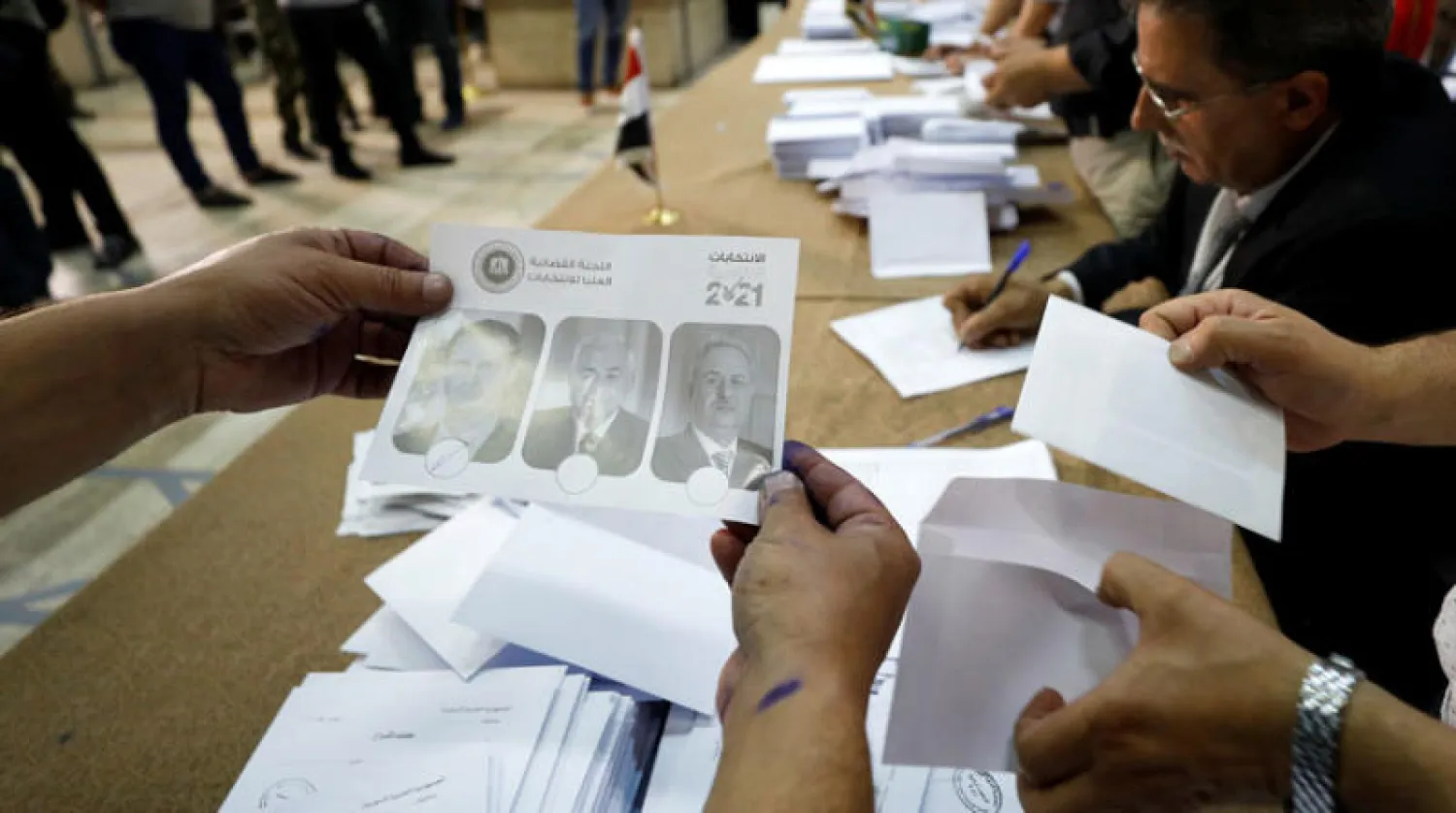فرز أصوات المقترعين في أحد مراكز دمشق أمس (رويترز)