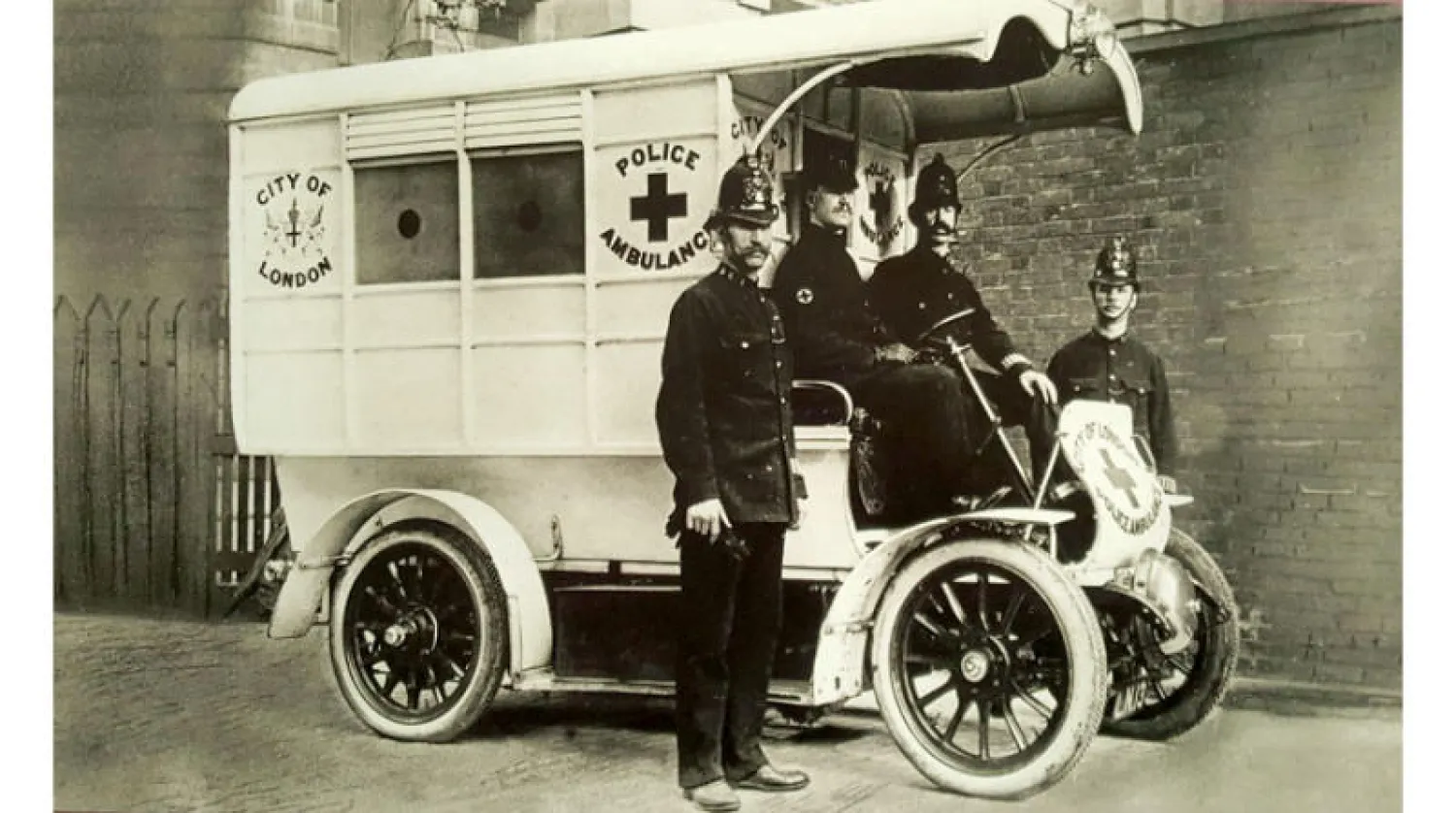 سيارة قديمة للشرطة داخل المتحف (متحف الشرطة)