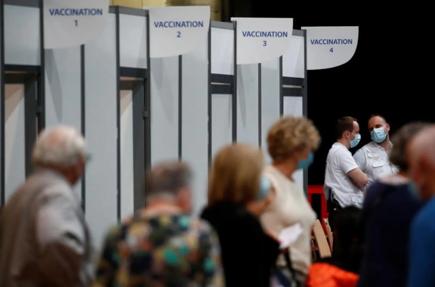 فرنسيون ينتظرون أدوارهم لتلقي اللقاح في مدينة سان نازير بغرب البلاد (رويترز)