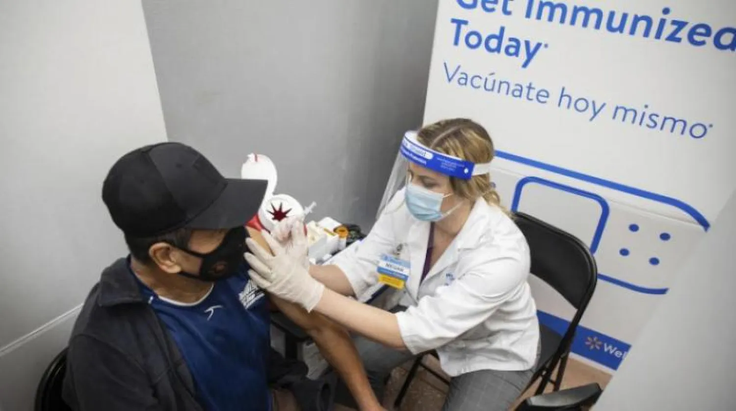 شخص يتلقى لقاح «كورونا» في أميركا (أ.ب)