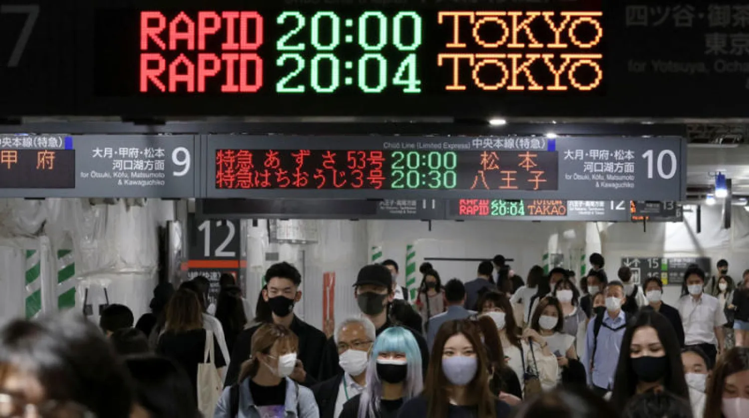 التزام واسع بالكمامات في محطة قطارات بطوكيو بعد تمديد الطوارئ أمس (رويترز)