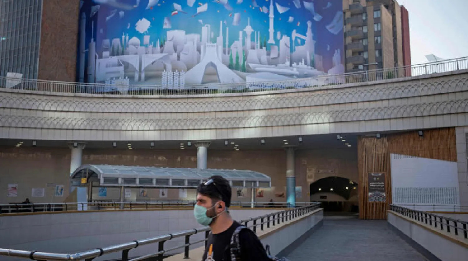 لافتة انتخابية على واجهة أحد المبانى في طهران مع انطلاق الحملة الانتخابية أمس (أ.ف.ب)