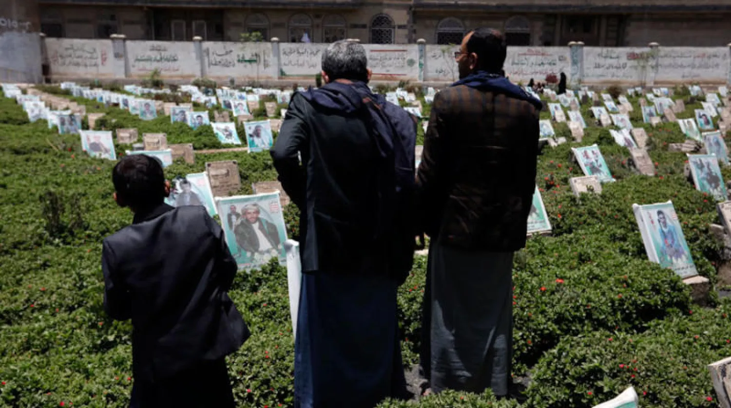 يمنيون يزورون مقبرة في صنعاء (إ.ب.أ)