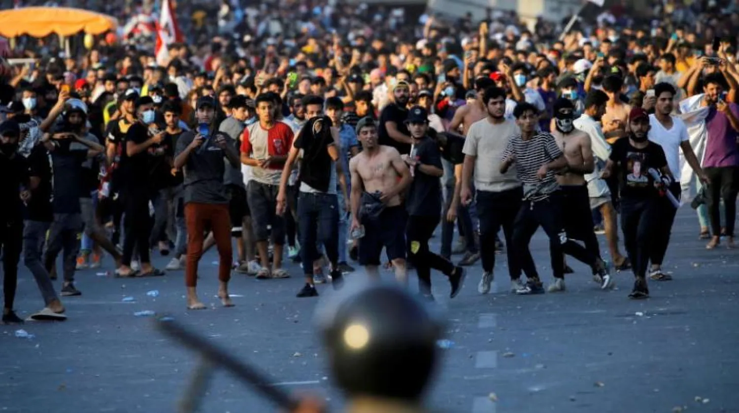Demonstrators face security forces during an anti-government protest in Baghdad, Iraq May 25, 2021. REUTERS/Thaier Al-Sudani/File Photo