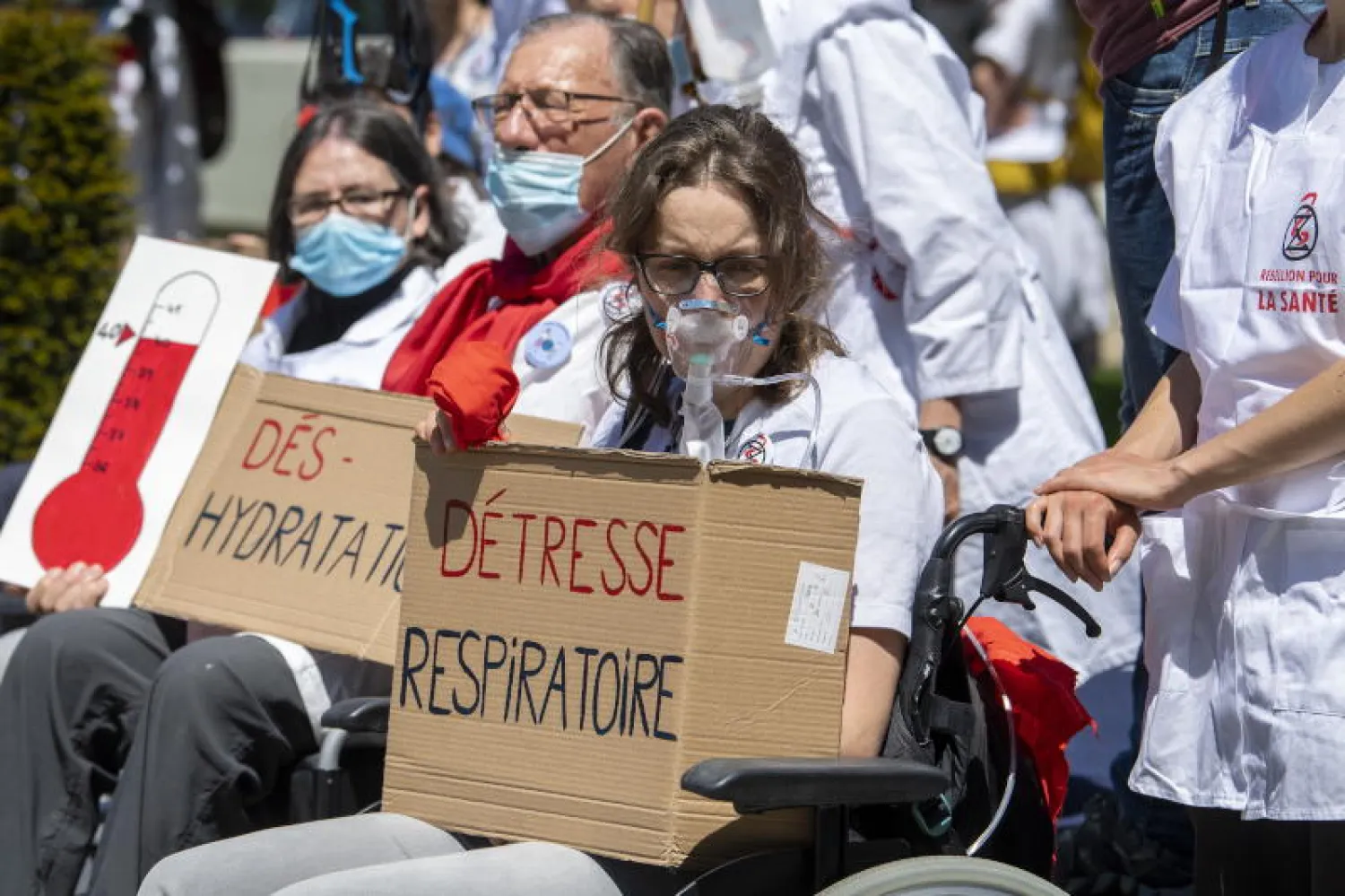 جانب من مسيرة الأطباء إلى مقر منظمة الصحة العالمية (إ.ب.أ)