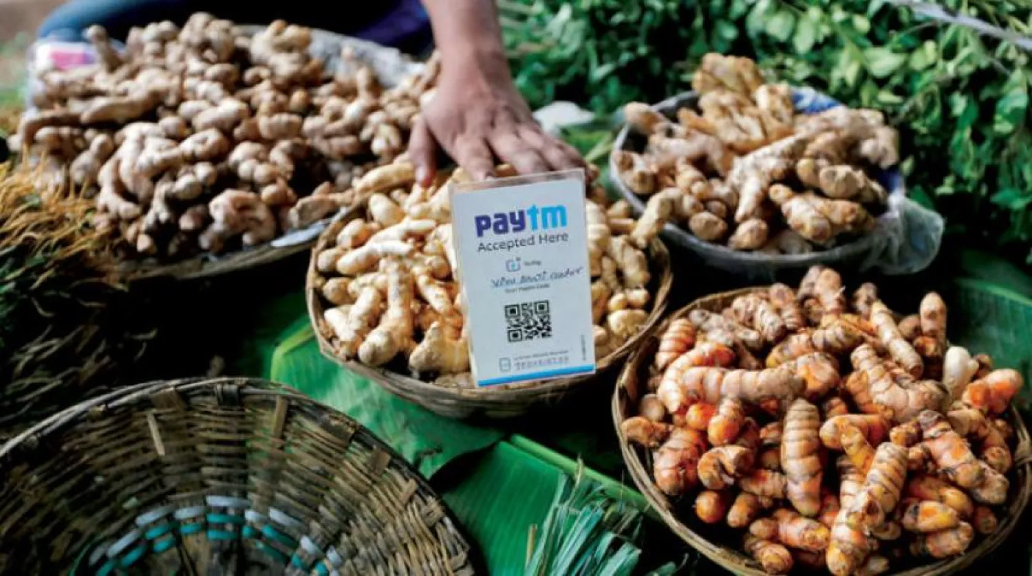 Dünyadaki en ucuz internet veri kullanımı Hindistan’da olduğu için sokakta sebze satan biri, PayTime Şirketinin barkodunu tezgahına koyuyor. Buna karşılık Afrika'nın çeşitli yerlerinde hala internet erişiminin sağlanamadığı bölgeler var (Reuters)