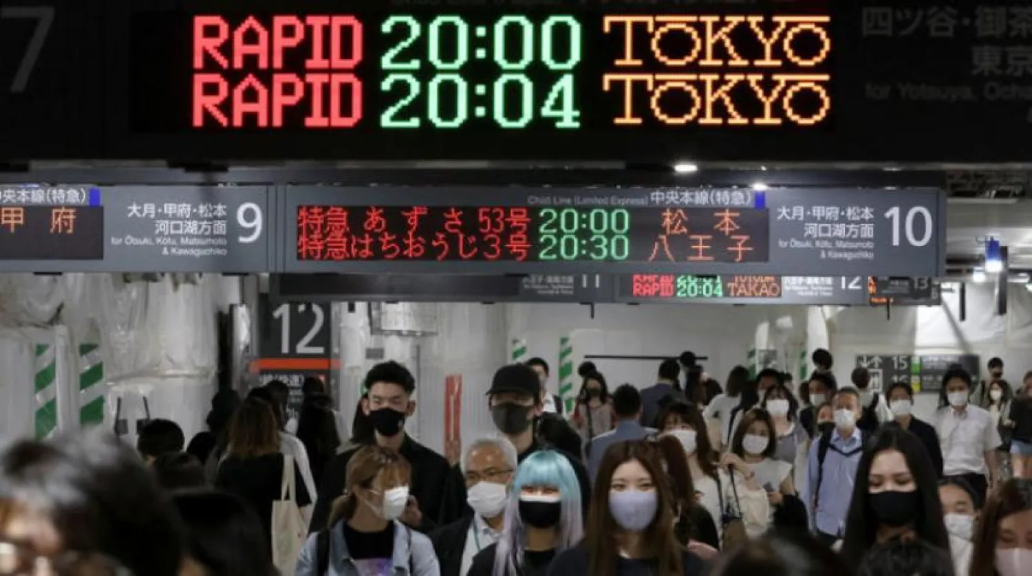 Dünkü OHAL’in uzatılmasının ardından Tokyo tren istasyonunda maske kullanımı kurallarına uyuldu. (Reuters)