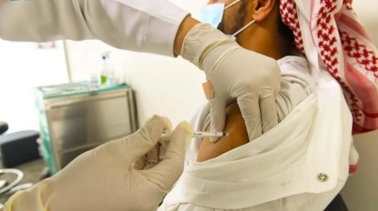 Tebük'te Kovid-19 aşısı vurulan bir vatandaş (SPA)