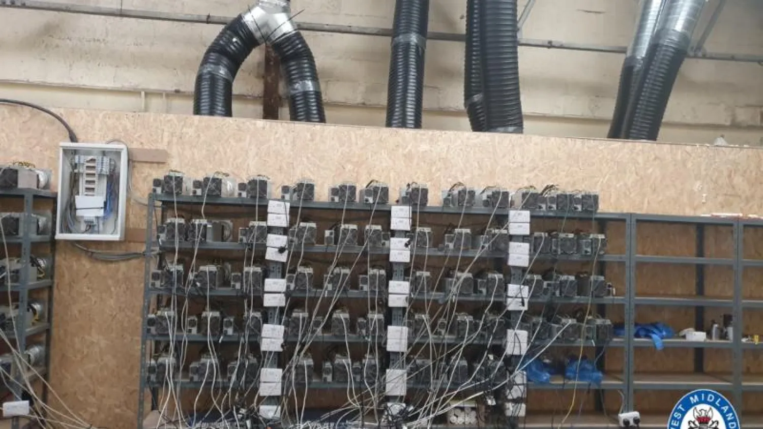 صورة لمزرعة في منطقة برمنغهام بإنجلترا تظهر بعض أجهزة الكمبيوتر التي تستخدم لتعدين عملة بيتكوين (شرطة «ويست ميدلاندز»)