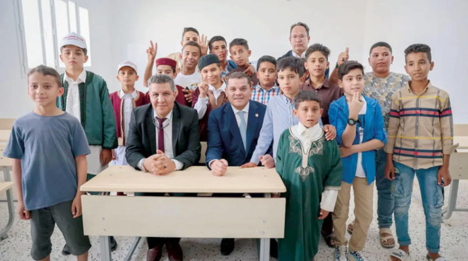 الدبيبة ووزير التعليم يتوسطان تلاميذ مدرسة في بني وليد (حكومة الوحدة الوطنية)