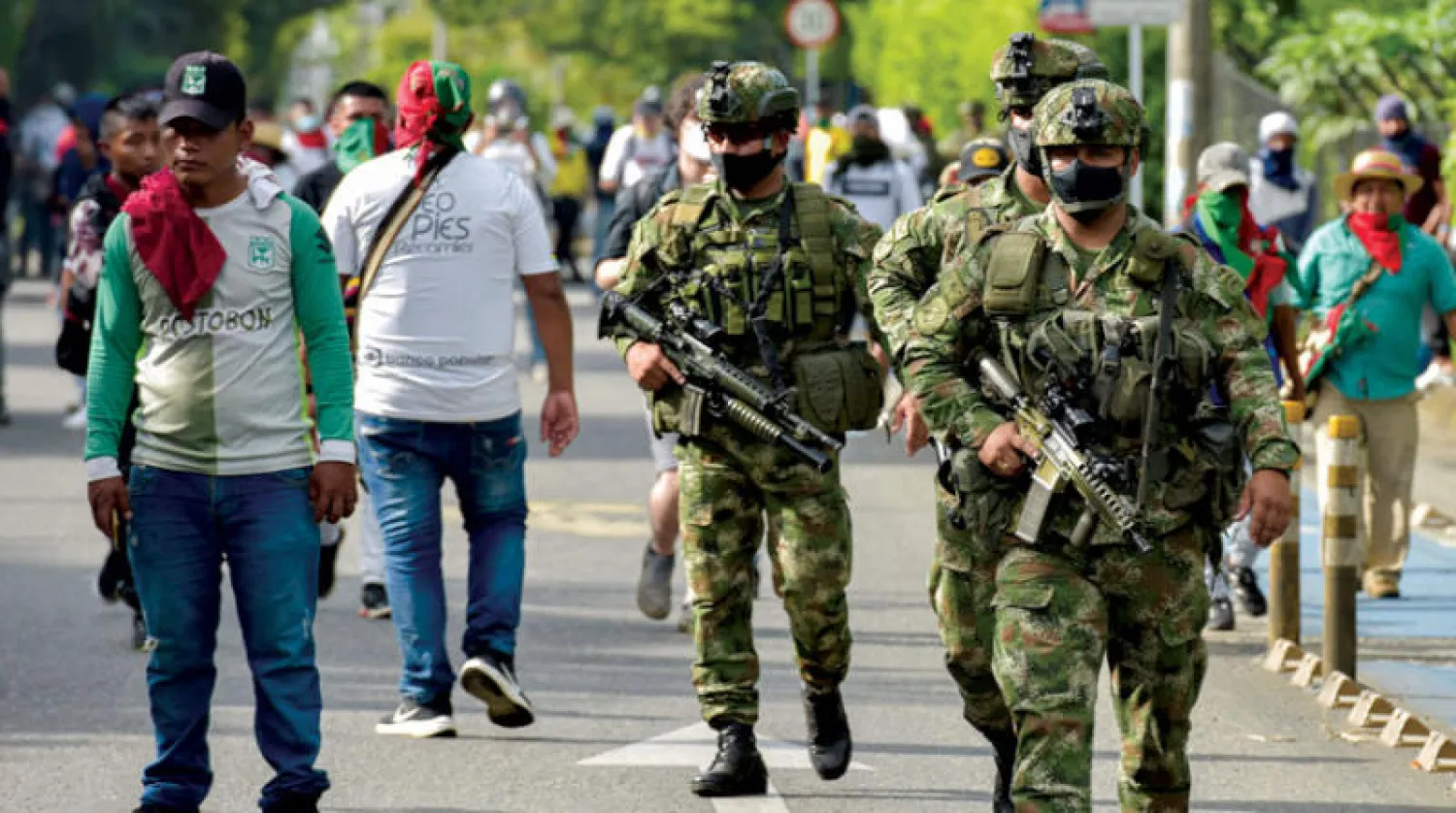 جنود في شوارع مدينة كالي خلال اشتباكات مع السكان الأصليين الأحد (أ.ف.ب)