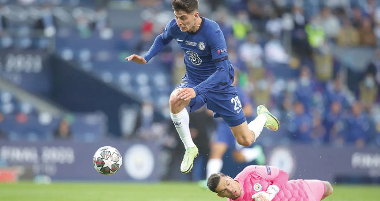 هافيرتس نجم تشيلسي يجتاز حارس سيتي إيدرسون في طريقه لتسجيل أغلى الأهداف (إ.ب.أ)