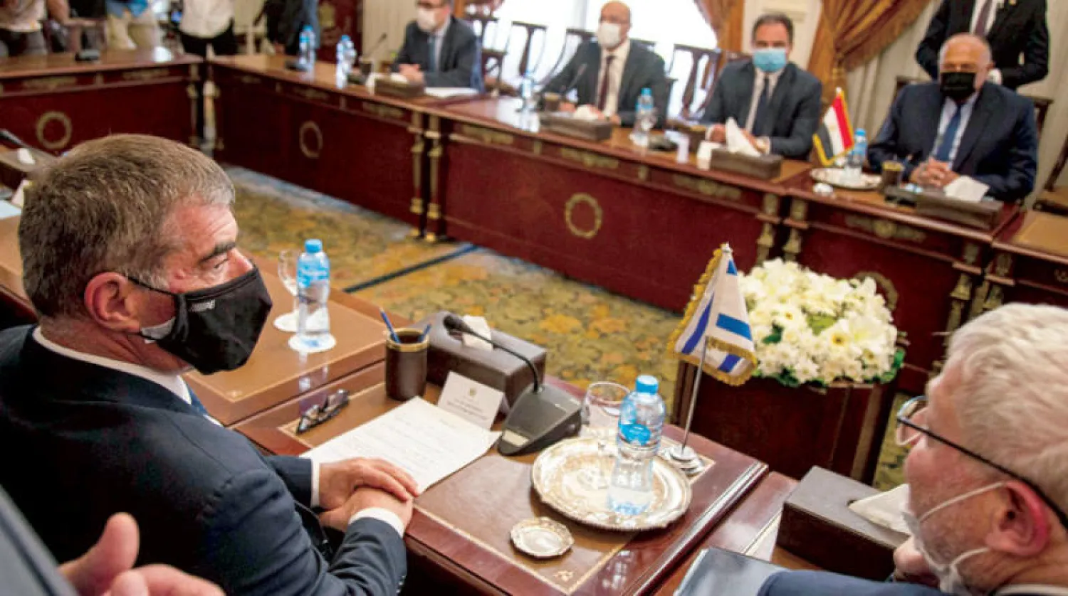 غابي أشكنازي في اجتماع مع نظيره المصري سامح شكري في القاهرة أمس (أ.ف.ب)