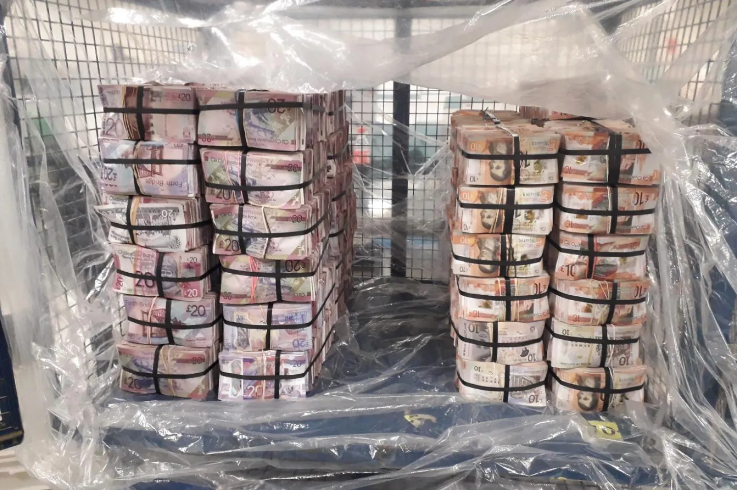 Paraların bir kısmı çantalarda bir kısmı da yatak bazasında saklıydı (Londra Metropolitan Polisi)