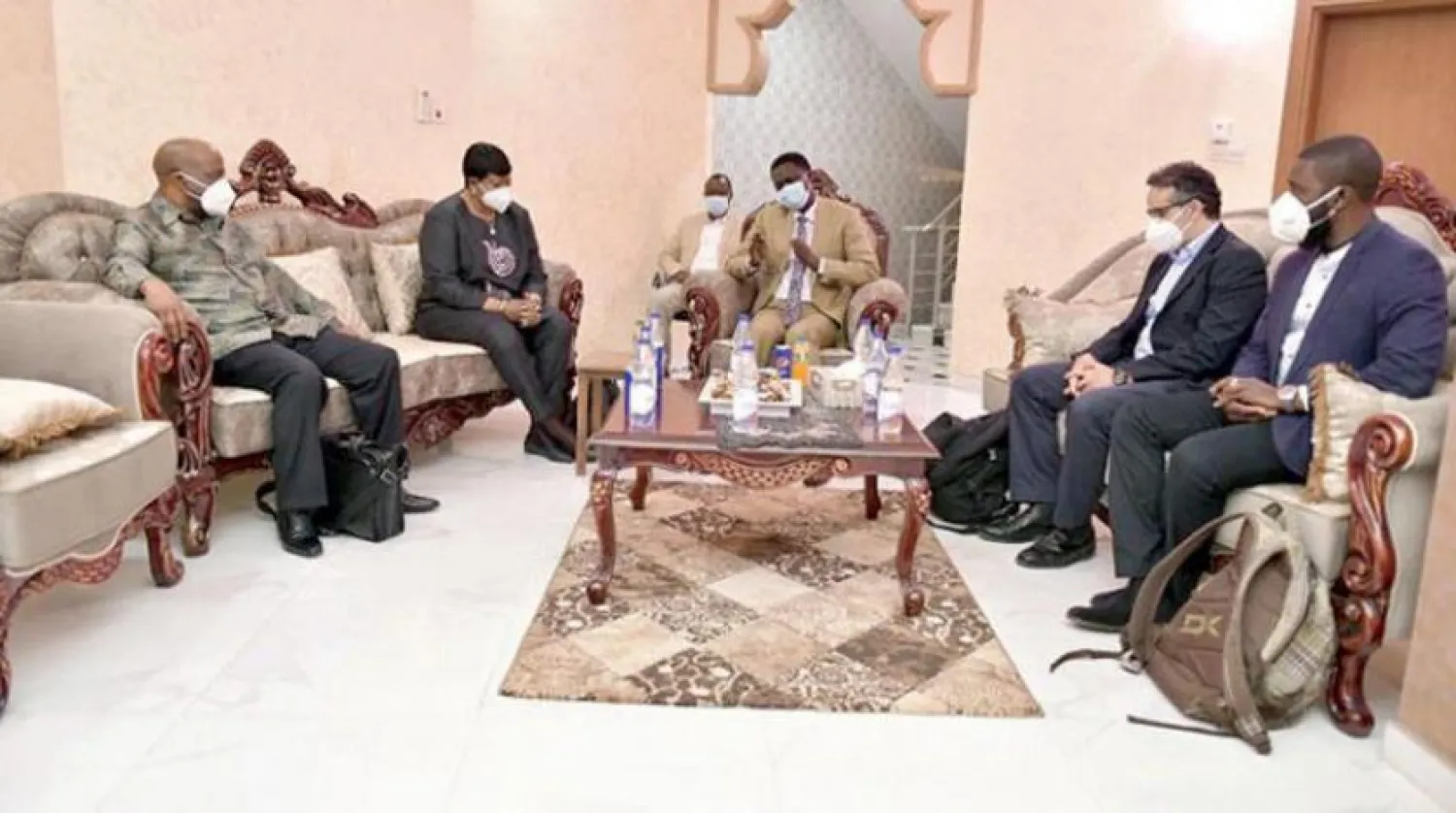 Darfur Bölge Başkanı Arko Minavi, Uluslararası Ceza Mahkemesi Başsvcısı Fatou Bensouda ile görüşmesi sırasında (SUNA)
