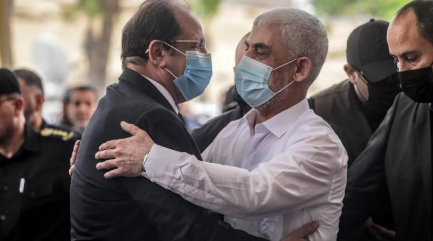 Hamas Siyasi Büro Başkan Yardımcısı Halil el-Hayye,  Mısır İstihbarat Başkanı Abbas Kamil ile Gazze’de (EPA)