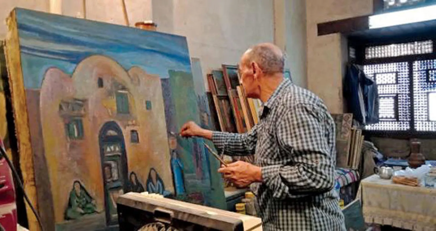 الفنان محمد الطحّان في مرسمه بوكالة الغوري (الشرق الأوسط)