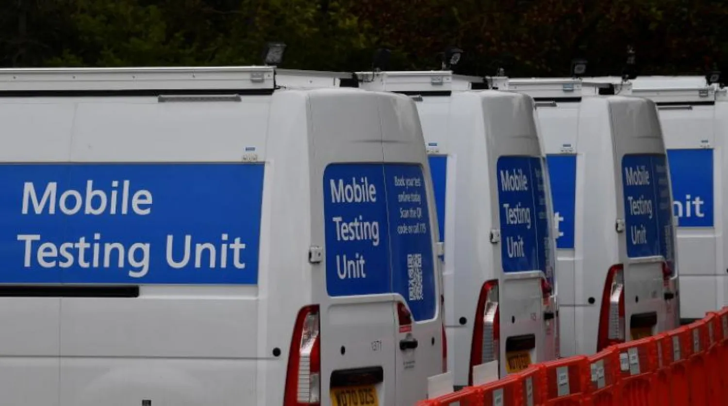 واحدهای سیار برای انجام تست‌های کرونا در لندن (رویترز)
