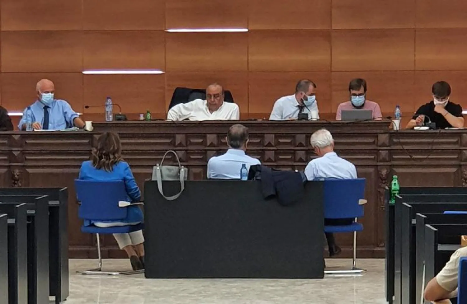 محققون قضائيون فرنسيون يستمعون إلى رجل الأعمال السابق الهارب كارلوس غصن (الصف الأمامي) بصفته شاهداً في قاعة محكمة في العاصمة اللبنانية بيروت (أ.ف.ب)