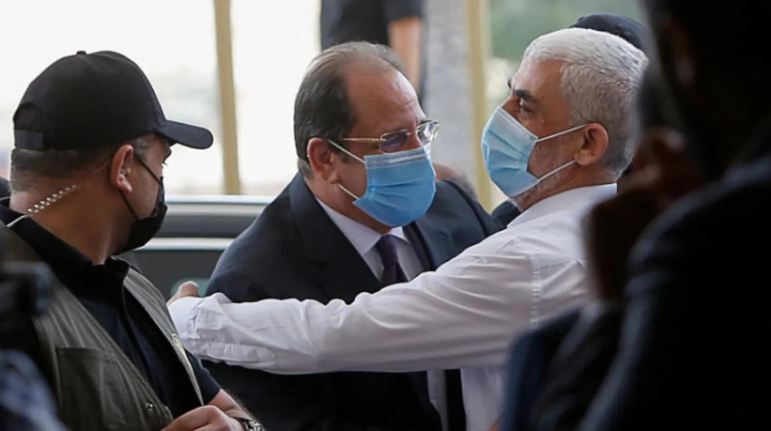 رئيس المكتب السياسي لـ«حماس» في قطاع غزة يحيى السنوار يرحب بحرارة برئيس المخابرات العامة المصرية عباس كامل أمس (إ.ب.أ)