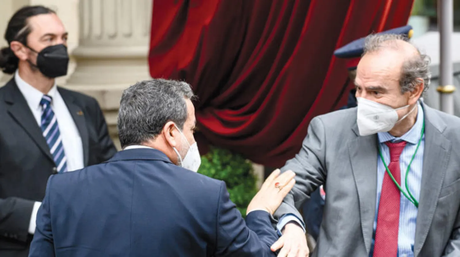 المدير السياسي للاتحاد الأوروبي إنريكي مورا یصافح كبير المفاوضين الإيرانيين عباس عراقجي عند وصولهما إلى فيينا الأسبوع الماضي (إ.ب.أ)