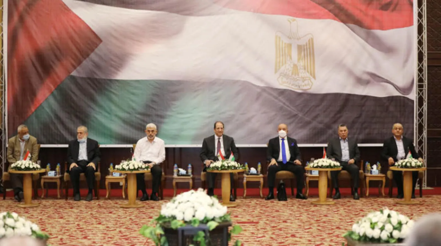 رئيس المخابرات العامة المصرية عباس كامل يتوسط ممثلي الفصائل الفلسطينية في غزة أمس (د.ب.أ)