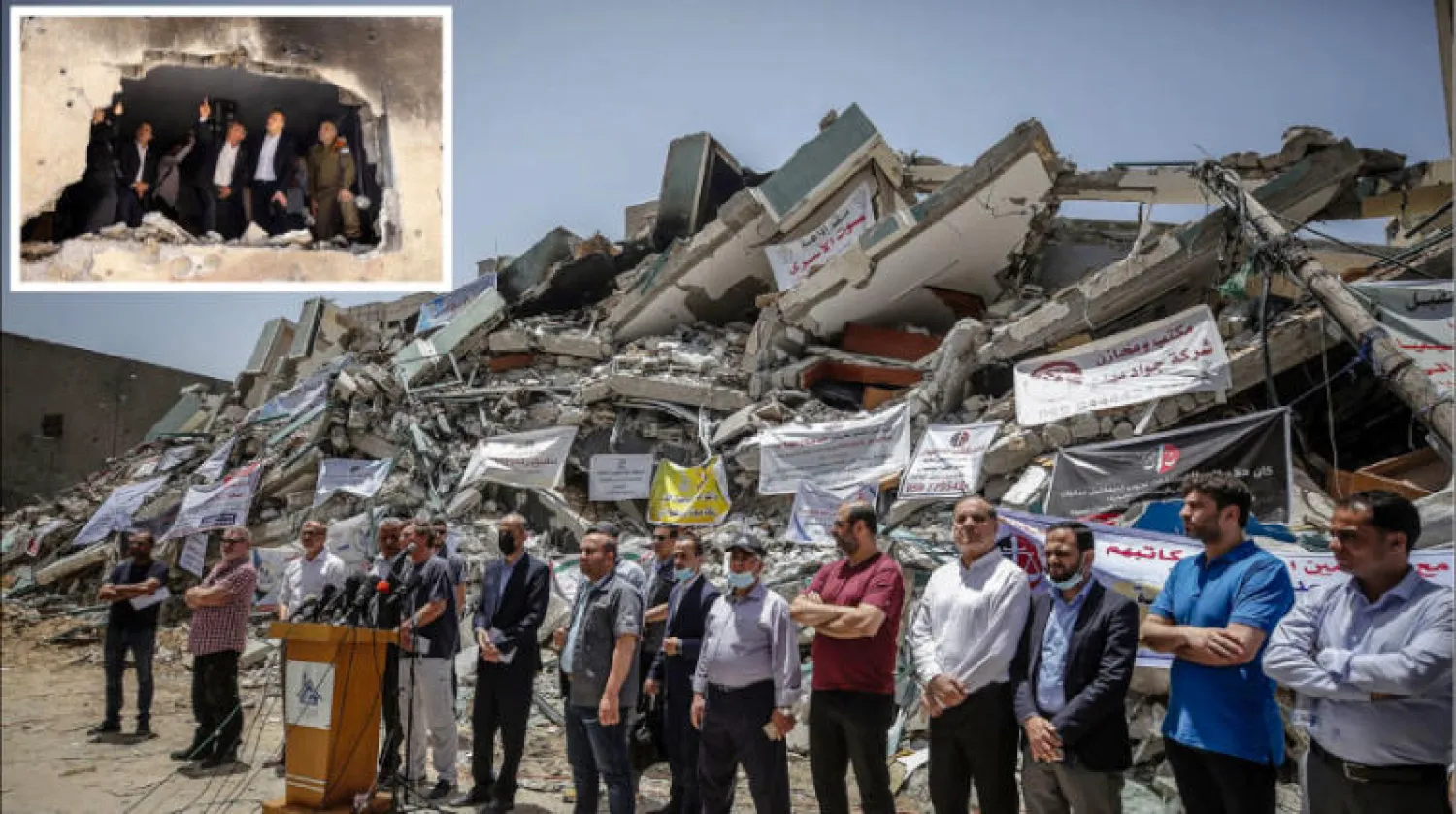 وفد أوروبي خلال زيارته أمس «برج الجلاء» الذي دمرته إسرائيل في غزة (إ.ب.أ)  وفي الإطار وفد مماثل خلال زيارته منزلاً أصيب بصاروخ أطلق من غزة على بلدة تباح تكفا في شمال إسرائيل (أ.ب)