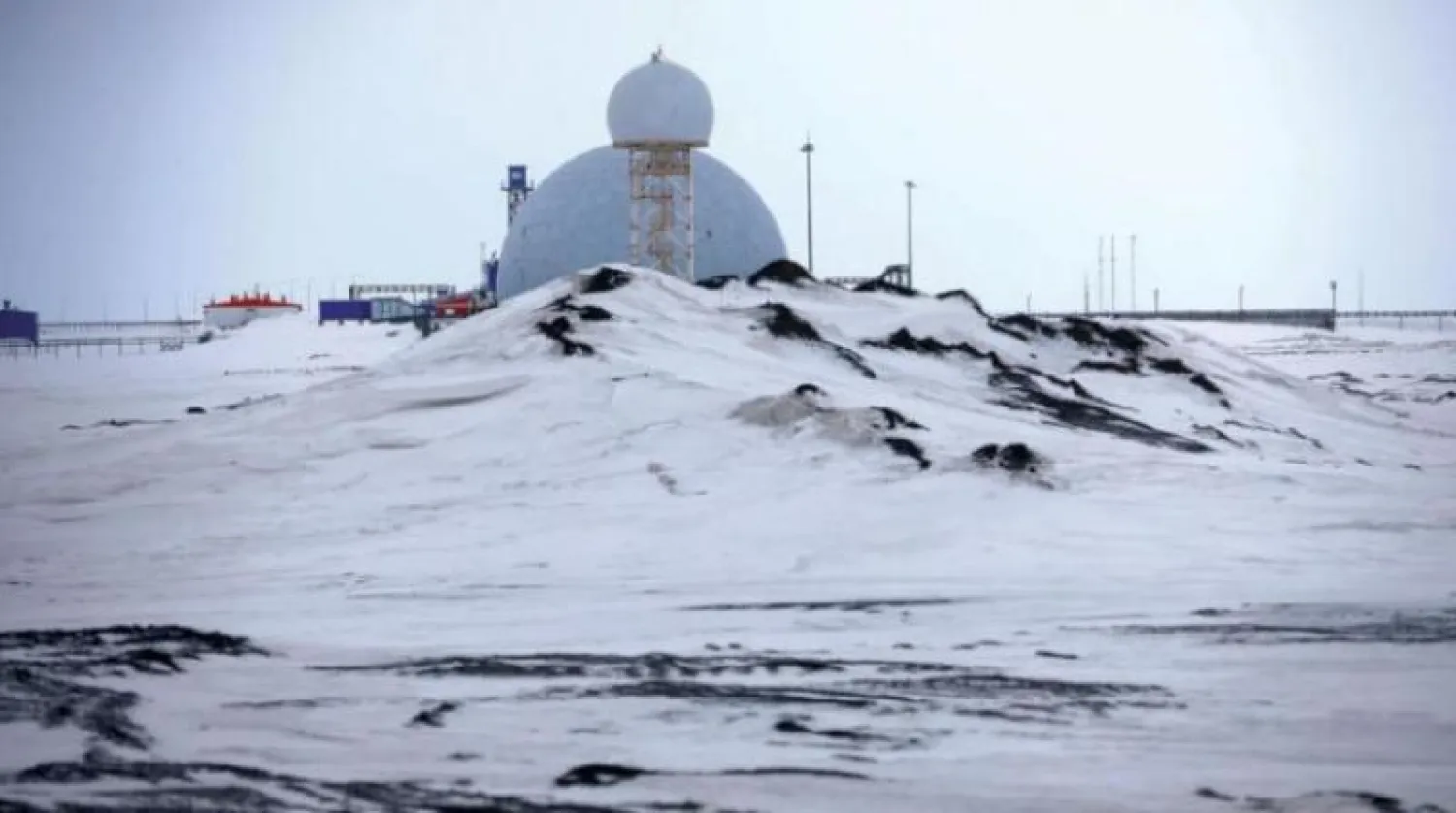 منشأة تضم صواريخ وراداراً على جزيرة ألكسندرا في منطقة عسكرية تابعة لروسيا في القطب الشمالي (أ.ب)