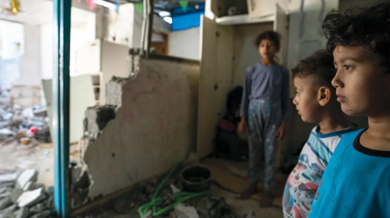 أطفال عائلة المصري بغزة في غرف نومهم التي دمرها القصف الإسرائيلي الأخير (أ.ب)