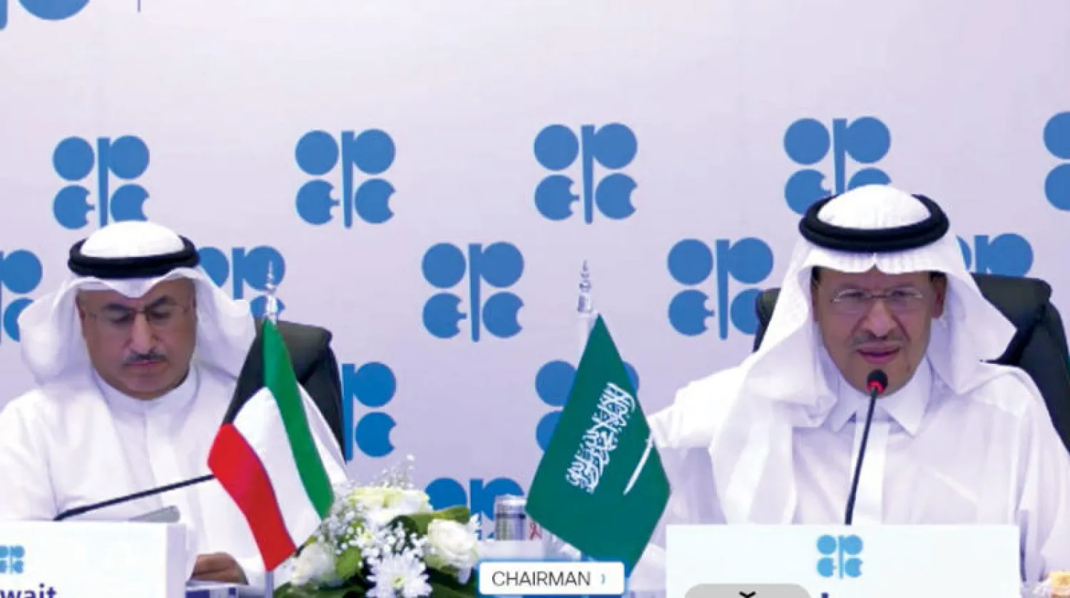 وزير الطاقة السعودي الأمير عبد العزيز بن سلمان ونظيره الكويتي محمد الفارس خلال اجتماع {أوبك بلس} أمس (الشرق الأوسط)