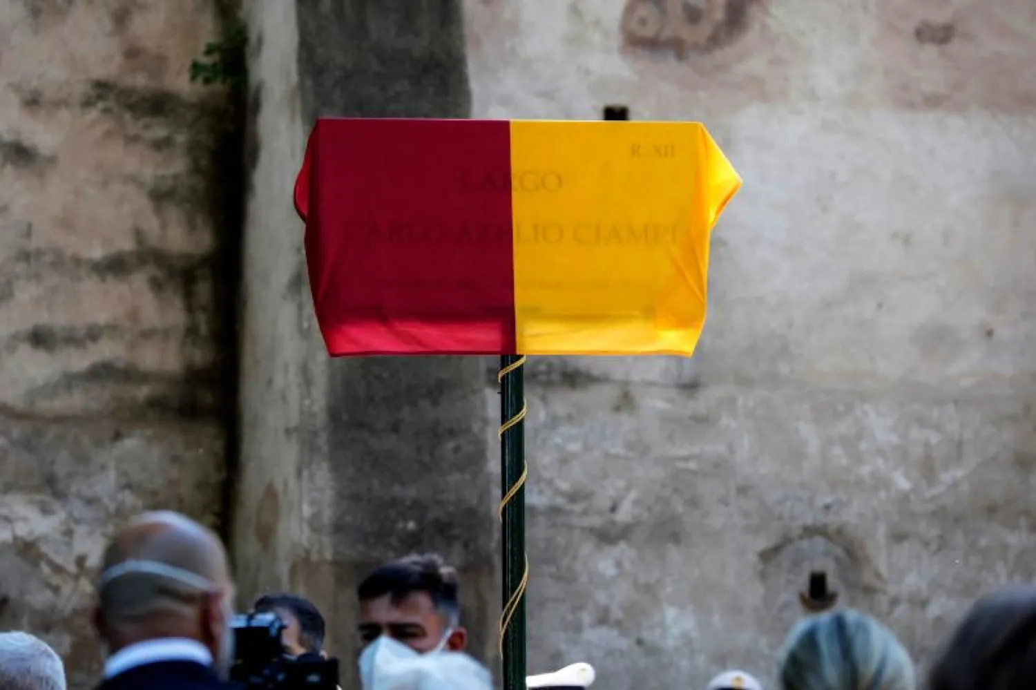 اللوحة المثيرة للجدل خلال مراسم تدشين الساحة الجديدة في العاصمة الإيطالية (أ.ف.ب)