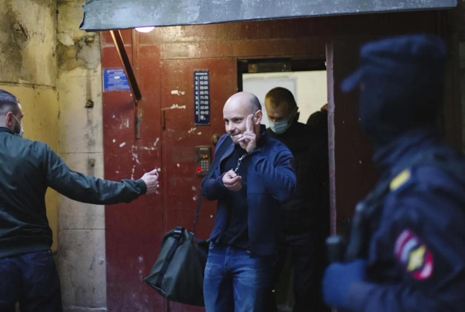 المعارض الروسي أندريه بيفوفاروف بعد توقيفه (أ.ب)