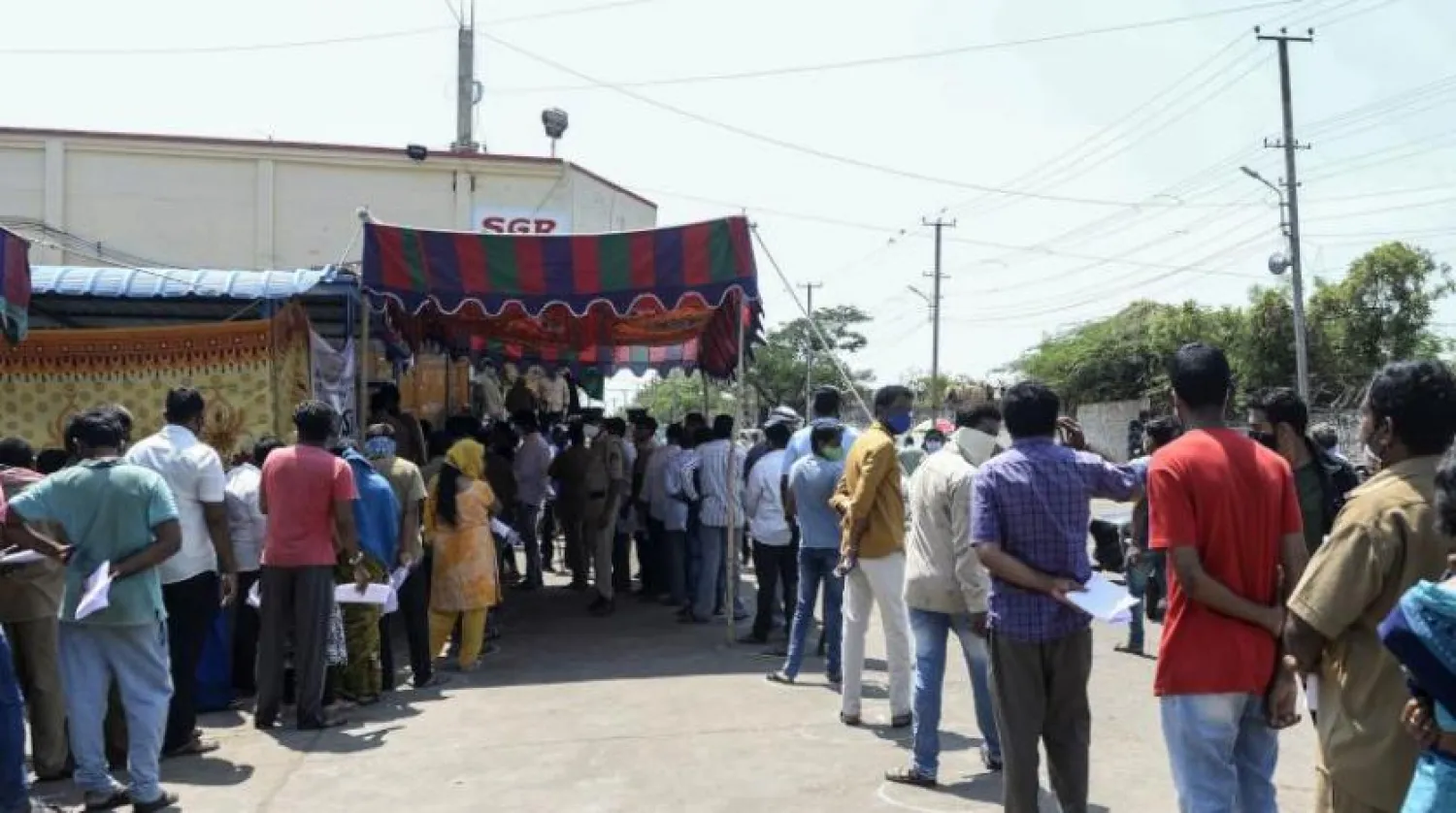 Hindistan’da koronavirüs aşısı için kayır sırasına giren vatandaşlar (AFP)